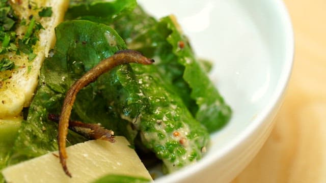 훈연멸치가 곁들여진 신선한 시저샐러드