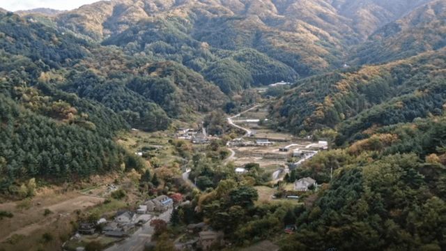 가을의 평화로운 산촌