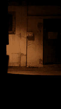 낡은 벽이 있는 어두운 골목