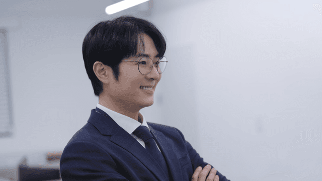 사무실에서 팔짱 끼며 미소 짓는 직장인