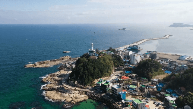 등대가 있는 해안 마을