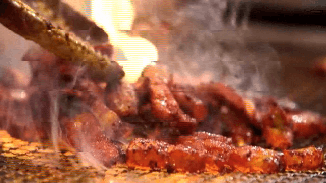 불꽃 위에서 지글거리는 매운 소스를 곁들인 삼겹살