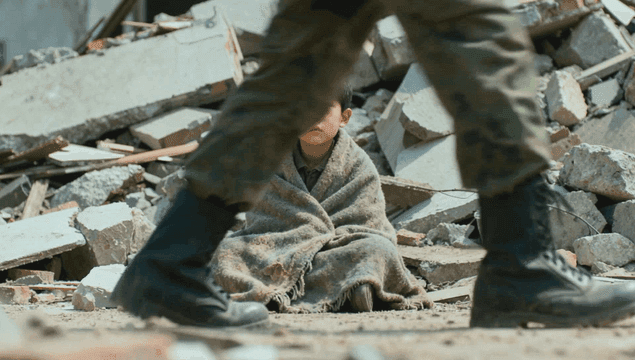 잔해 속 담요에 싸인 아이