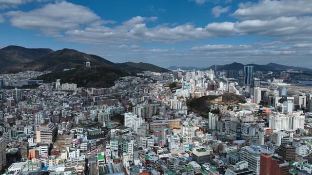 산과 함께 펼쳐진 도시 풍경