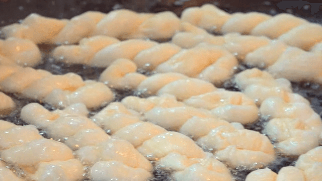 뜨거운 기름에 튀겨지는 꽈배기 도넛