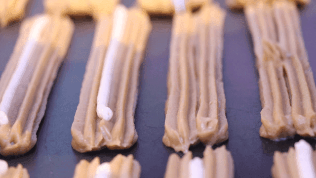 갈색 반죽 위에 크림을 짜는 장면