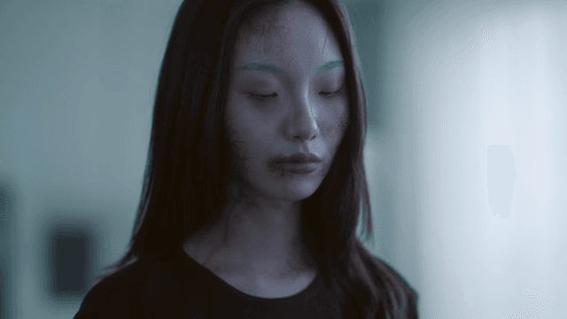 거실에 서있는 얼굴에 멍이 든 여성