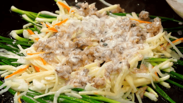 철판 위의 재료들에 붓는 반죽물