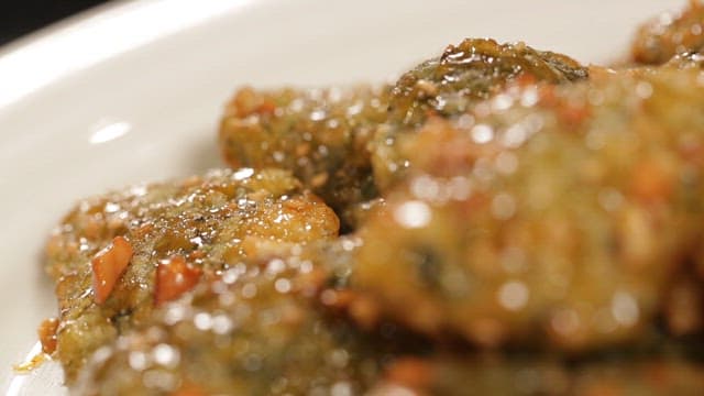 견과류와 시럽을 곁들인 밀랍떡으로 만든 강정