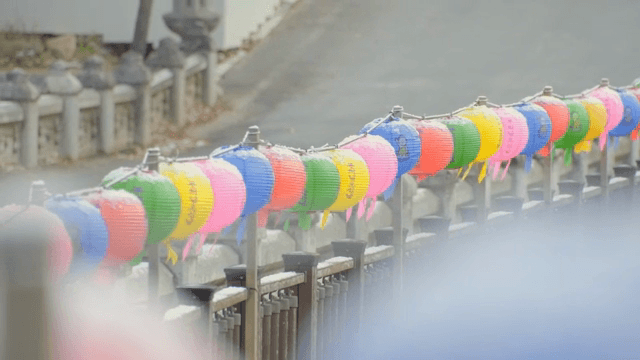 눈 내리는 날 줄지어 있는 형형색색의 등불