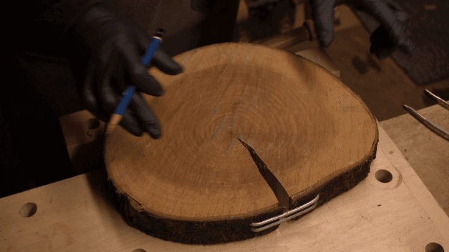 연필로 나무 판을 표시하는 공예가