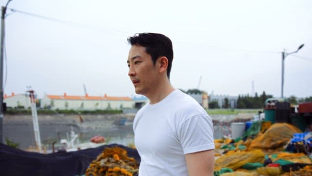 부둣가를 걸어가는 남성