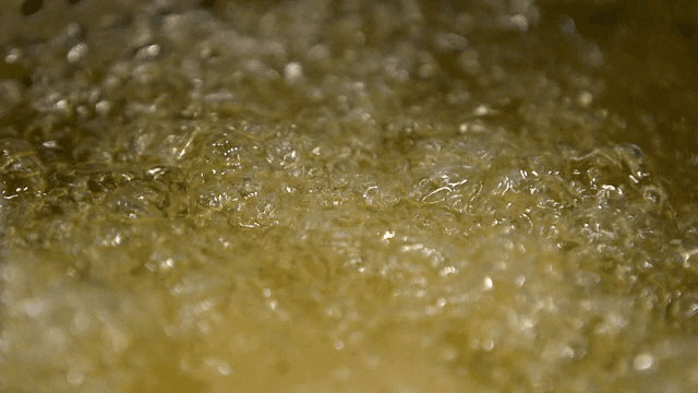 기름이 끓고 있는 모습의 클로즈업