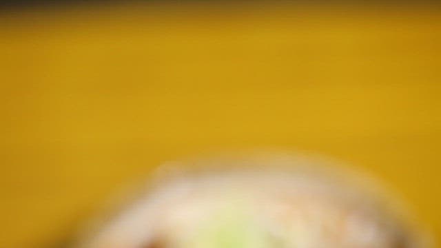 그릇에 담긴 매운 돼지고기 요리