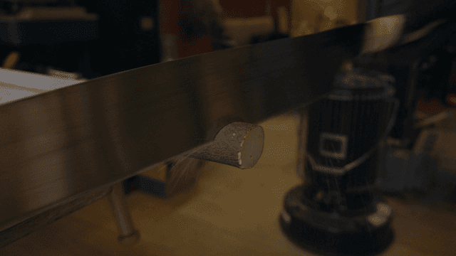 나무 막대를 자르는 큰 톱