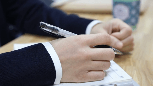 회의 중 펜을 들고 있는 사람