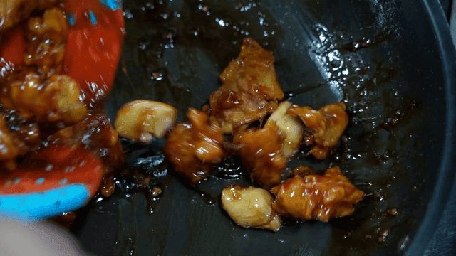 Fried chicken mixed in pan