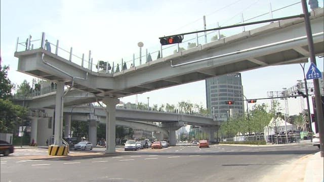 번화한 도시의 육교와 차도 풍경