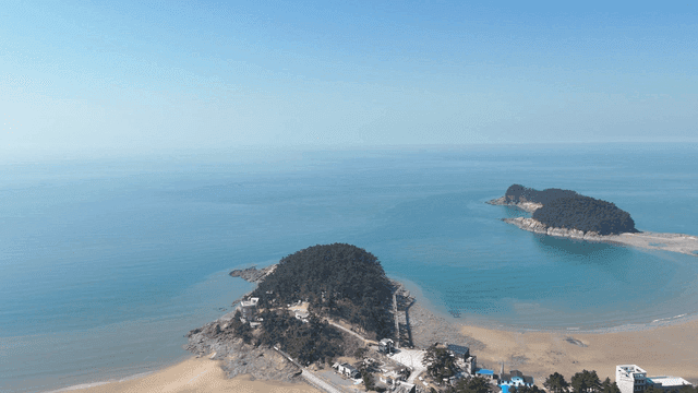 Wide coastline where horizon is visible