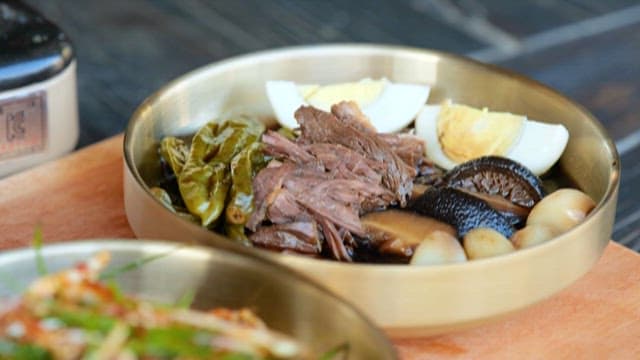 테이블 위의 소고기 장조림과 향긋한 달래 무침