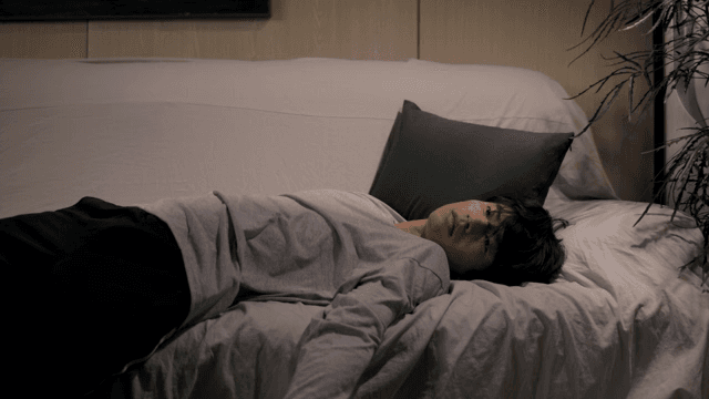 소파에 누운 피곤해 보이는 남자