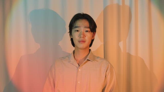 다채로운 조명 속에서 미소 짓는 남자