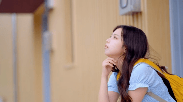 비 오는 날 밖에서 기다리는 젊은 여성