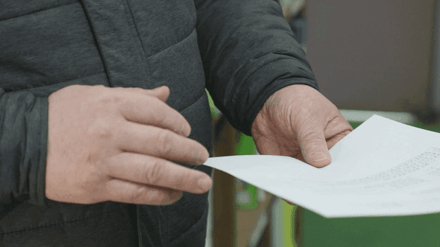 사무실에서 문서를 들고 있는 사람