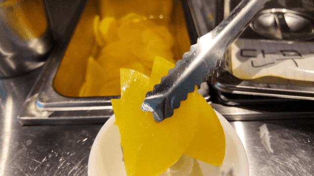 Tongs for putting pickled radish on plate
