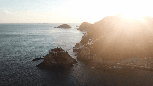 해안 절벽과 일출의 바다