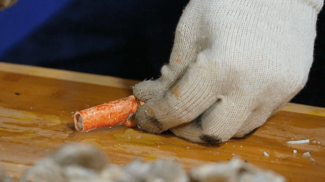 나무 도마 위에서 게 다리 자르기