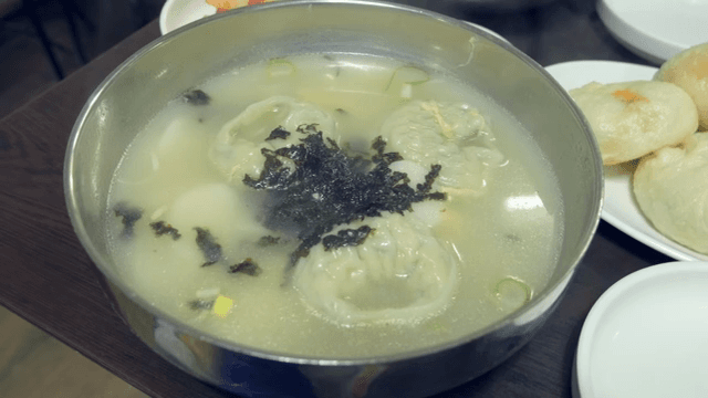 김 고명이 올라간 만둣국 한 그릇