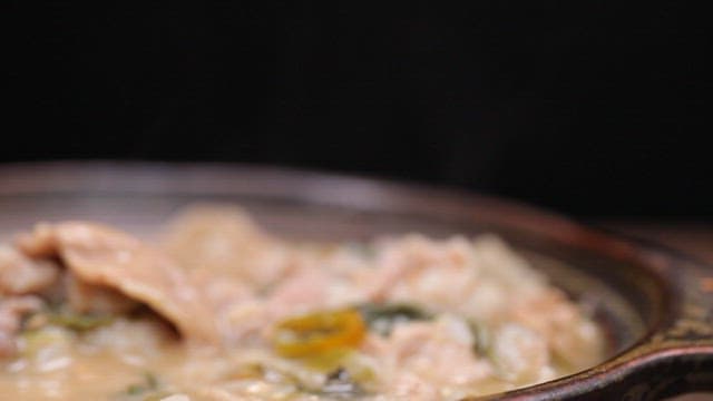 돼지고기 국이 담긴 뚝배기에 말아먹는 밥 한 숟가락