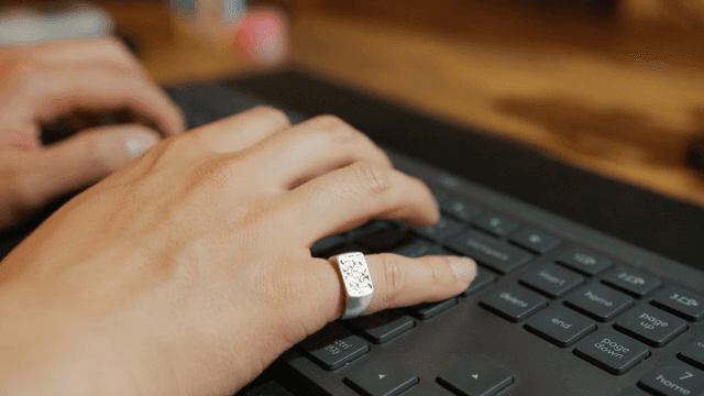 키보드를 타이핑하는 손