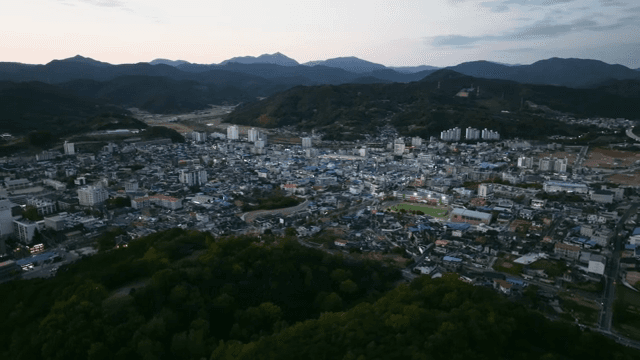 산으로 둘러싸인 시골 마을