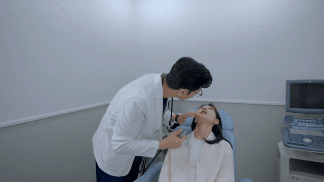 의사가 진료실에서 환자를 진찰하는 모습