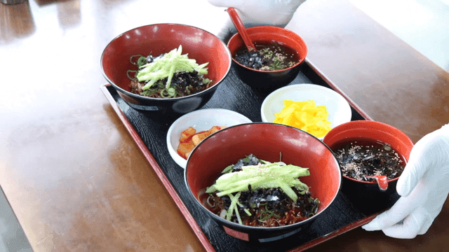 반찬과 함께 서빙되는 비빔메밀국수
