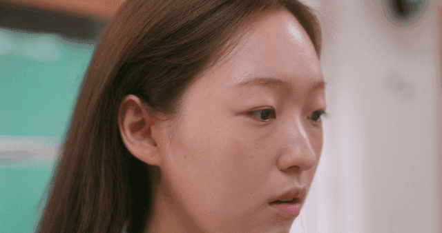 대화를 듣고 약간 당황해하는 여학생