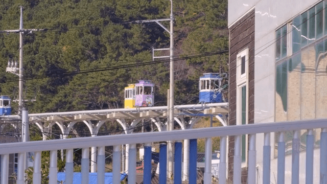 고가 선로 위를 달리는 다채로운 트램