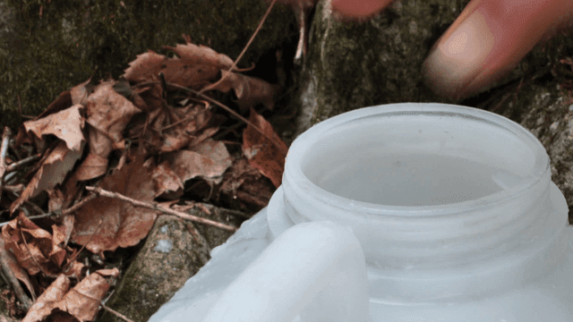 물통 뚜껑을 닫는 사람