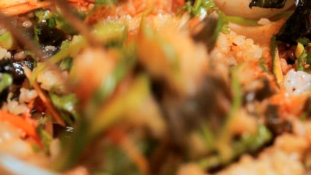 야채와 함께 비빔밥을 비비는 장면