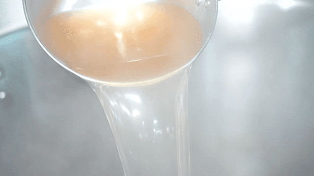 Ladle for pouring hot broth