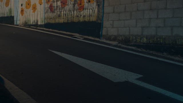 밤에 아파트 주차장으로 들어가는 자동차