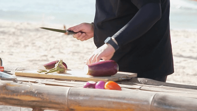 해변가 테이블에서 준비하는 채소