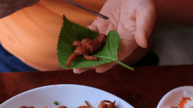 불닭발을 깻잎에 싸는 모습