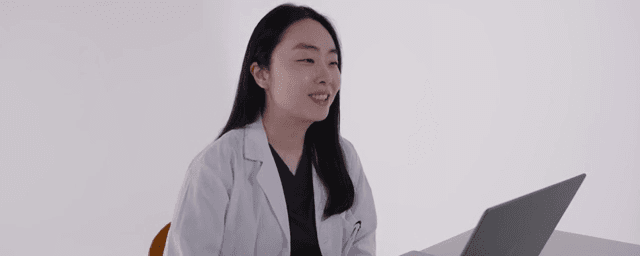 가운을 입고 상담을 하는 의사