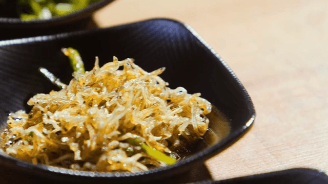 검은 그릇에 담긴 멸치볶음