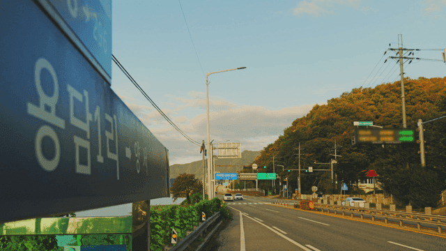 가을 단풍이 있는 조용한 도로