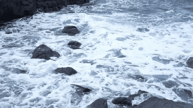 바위 해안에 부딪히는 파도