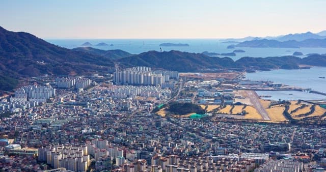 해안선과 맞닿은 도시의 건물이 빽빽하게 밀집된 경관